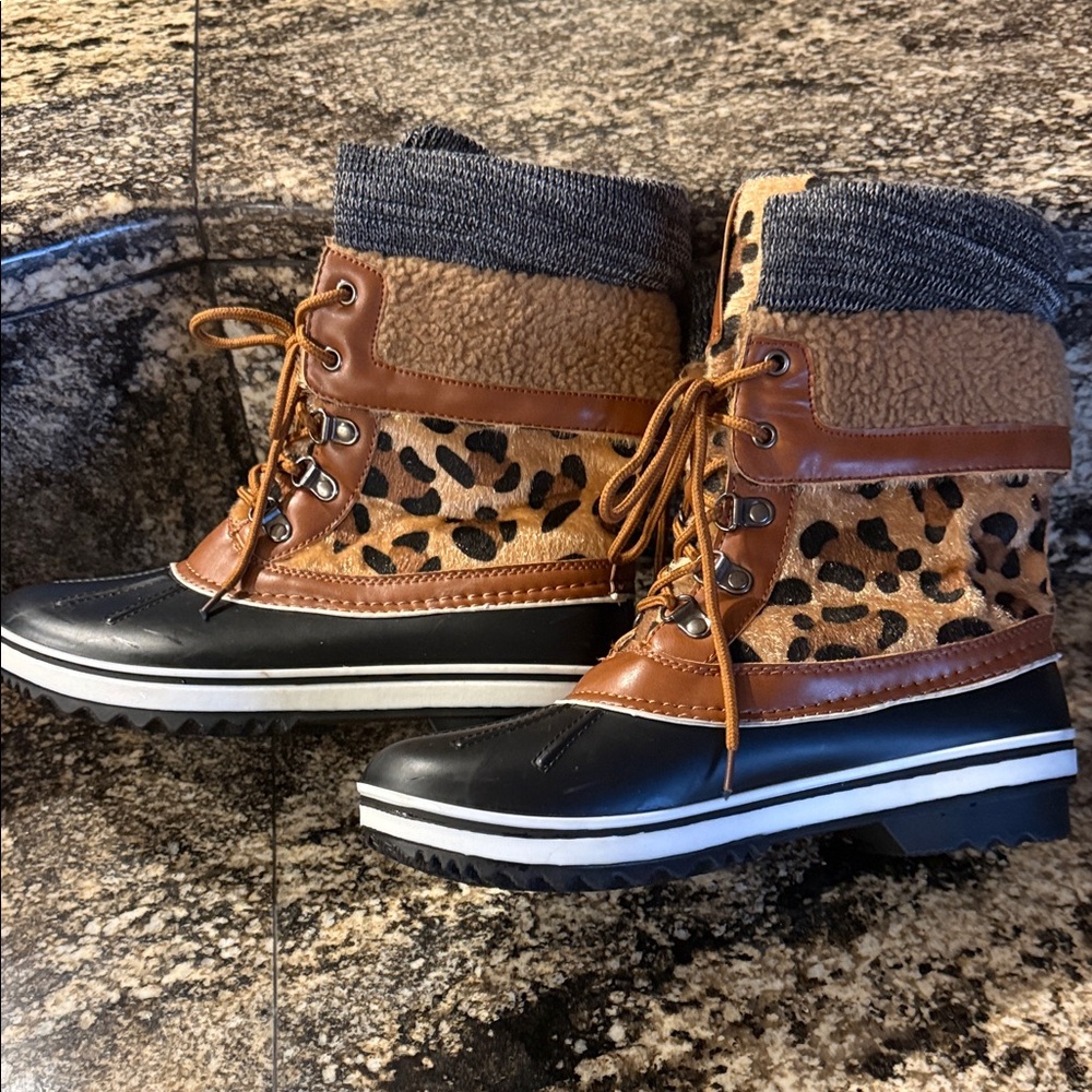 Forever Women’s Stylish Leopard Print Duck Boots - Picture 3 of 10